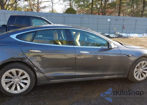 2016 Tesla Model S 60D/70D/75D/85D/90D z USA, uszkodzony, nr VIN 5YJSA1E24GF174235